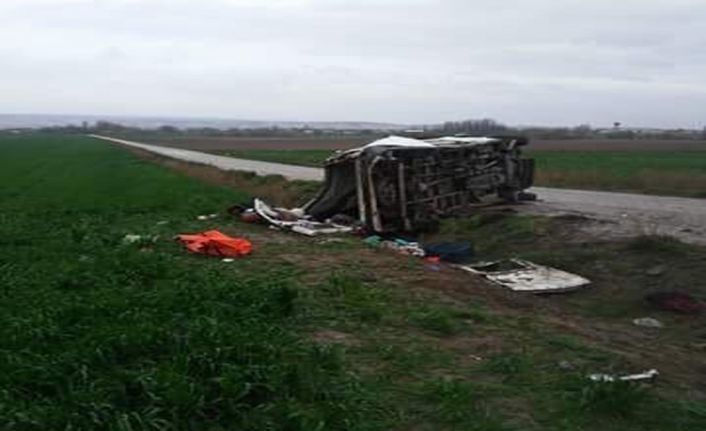 Ankara’nın Polatlı ilçesinde tarım işçilerini taşıyan servis minibüsü kaza yaptı.