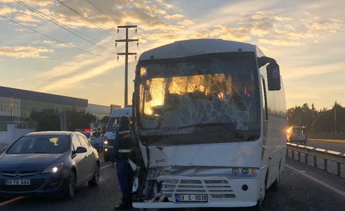 Tekirdağ’ın Ergene ilçesinde aynı yöne giden iki servis aracının karıştığı