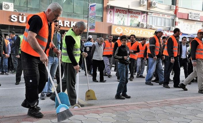 Hatay'ın Dörtyol ilçesinde temizlik işlerini yürüten yüklenici firmanın belediyeden alacağı