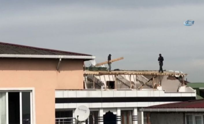 İstanbul Sultangazi’de 5 katlı bir binanın çatısında hiçbir güvenlik önlemi