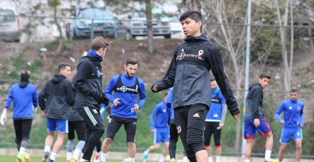 Spor Toto Süper Lig ekiplerinden Kardemir Karabükspor'un sol beki İshak