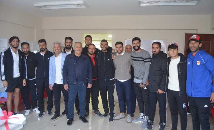 Fenerbahçeli futbolcu İsmail Köybaşı, memleketi Hatay’da doğup büyüdüğü mahallenin takımının