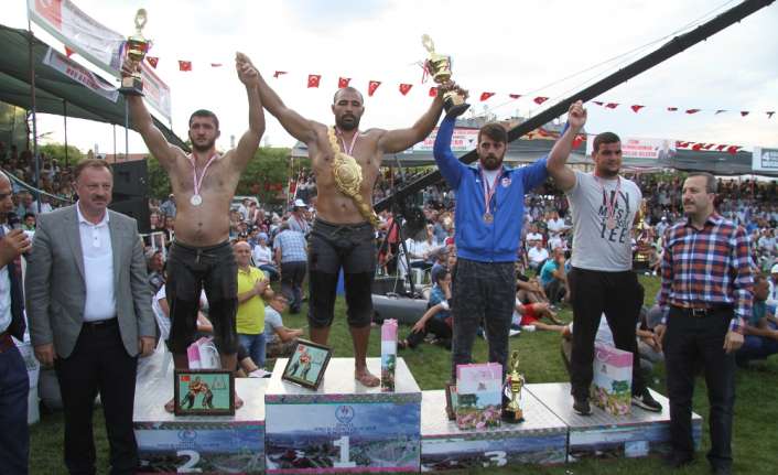 Isparta’da düzenlenen 4. Geleneksel Yağlı Pehlivan Güreşi Müsabakalarında, finalde rakibi