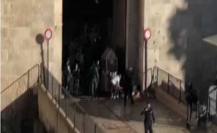 İsrail askerleri Mescid-i Aksa’nın önünde bir Filistinliyi İsrail polisini bıçaklamaya