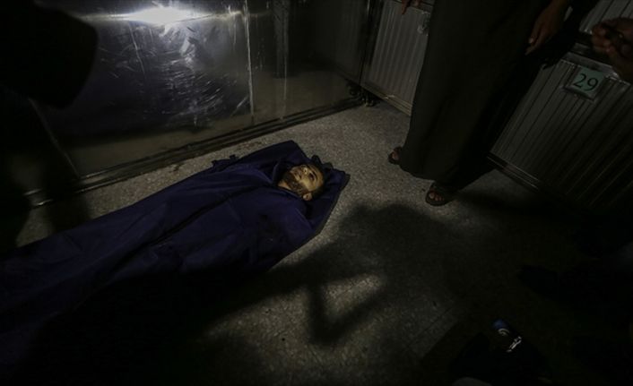 İsrail ordusunun Gazze'nin doğu sınırına düzenlediği hava saldırısında bir Filistinli