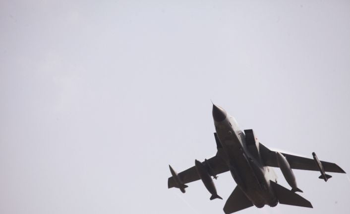 İsrail’in Lübnan’ın Suriye sınırındaki Baalbek şehrinde bulunan Hizbullah mevzilerini bombaladığı