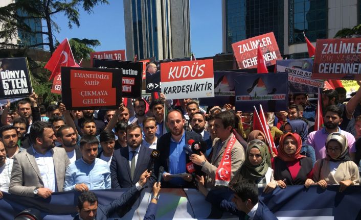 AK Parti İstanbul İl Gençlik Kolları üyesi bir grup genç,