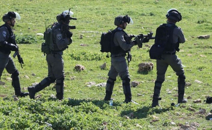 İsrail askerlerinin, Kudüs'te bir hastaneye baskın düzenleyerek yaralı Filistinli çocuğu