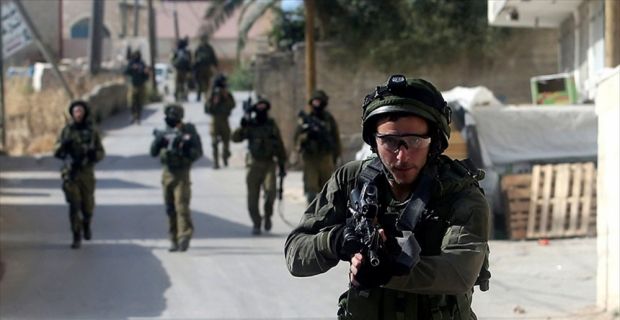 İsrail askerleri, Ramallah'taki evine baskın düzenledikleri Filistinli milletvekili Abdulcevad'ı gözaltına