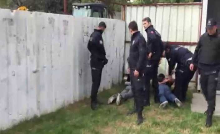 Çağlayan’daki İstanbul Adalet Sarayı önünde iki grup arasında kavga çıktı.