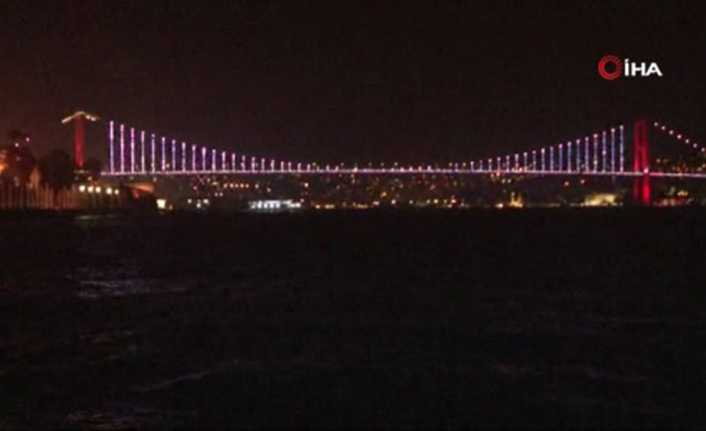 İstanbul Boğazı, orkoz nedeniyle bir süreliğine gemi geçişlerine kapatılırken, vapur