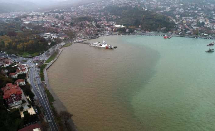 İstanbul’da etkili olan sağanak yağış nedeniyle İstanbul Boğazı’na çamur aktı.