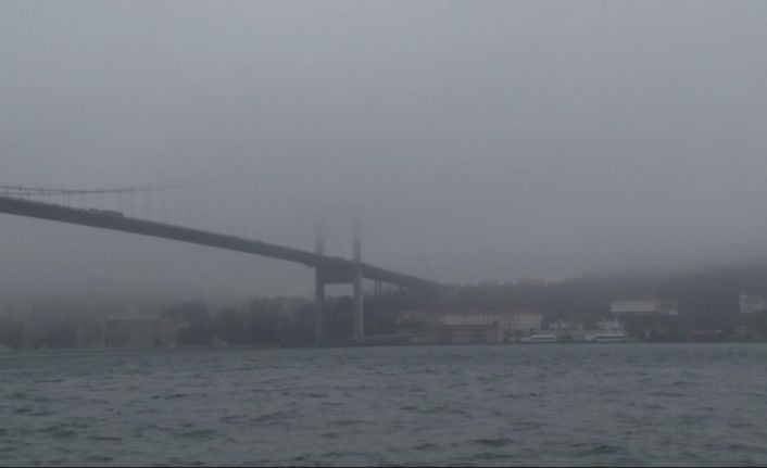 İstanbul Boğazı’nı etkisi altına alan yoğun sis nedeniyle, boğaz çift