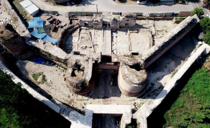 Bursa’nın İznik ilçesindeki 2 bin yıllık İstanbul Kapı’da restorasyon sırasında