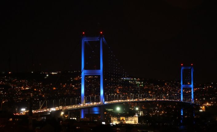 2 Nisan Otizm Farkındalık Günü sebebiyle bu akşam İstanbul’un simgelerinden