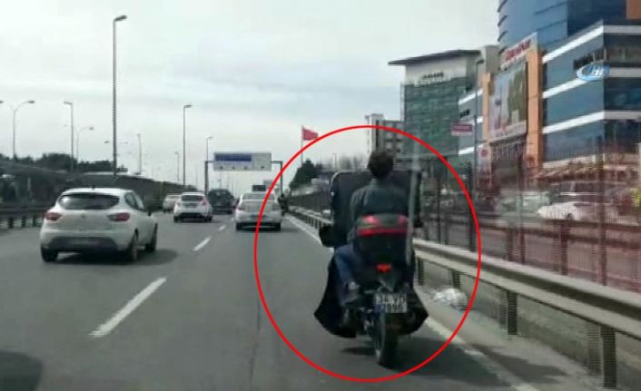 E-5 Şirinevler mevkiinden Avcılar istikametinde seyir eden motosiklette valiz taşındığı