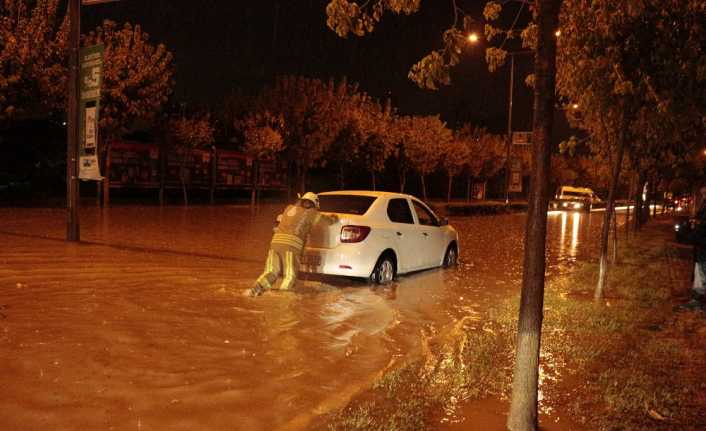 İstanbul’da akşam saatlerinden bu yana devam eden yağmurda araçlarıyla mahsur