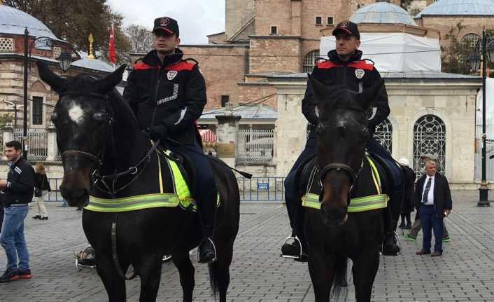 İstanbul Emniyet Müdürlüğü’ne bağlı ‘Atlı Birlikler’ Sultanahmet Meydanı’nda göreve başladı.