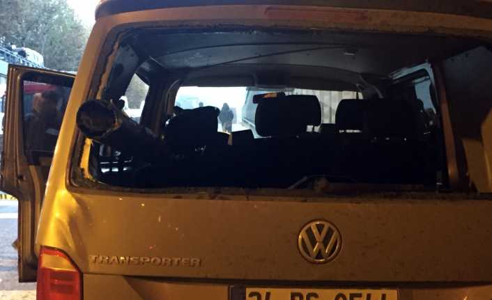Sultangazi’de tünel içerisindeki koruma demirlerine çarparak kaza yapan araca bariyerler