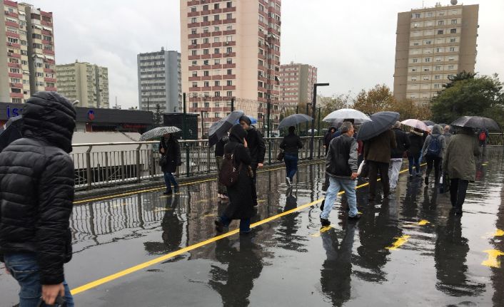İstanbul’da beklenen sağanak yağış başladı. Şiddetli yağmurdan korunmak isteyen vatandaşlar