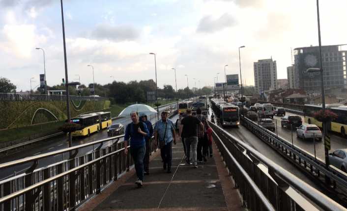 İstanbul’da beklenen şiddetli yağış Şişli’de etkisini göstermeye başladı. Havanın bir