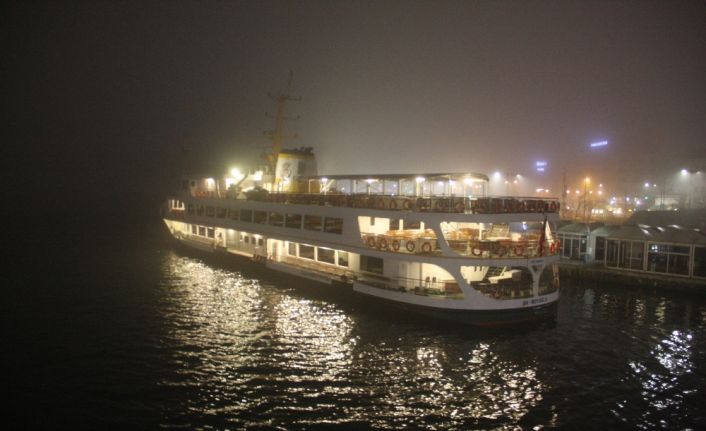İstanbul’da etkili olan sis nedeniyle bazı vapur seferleri iptal edildi.