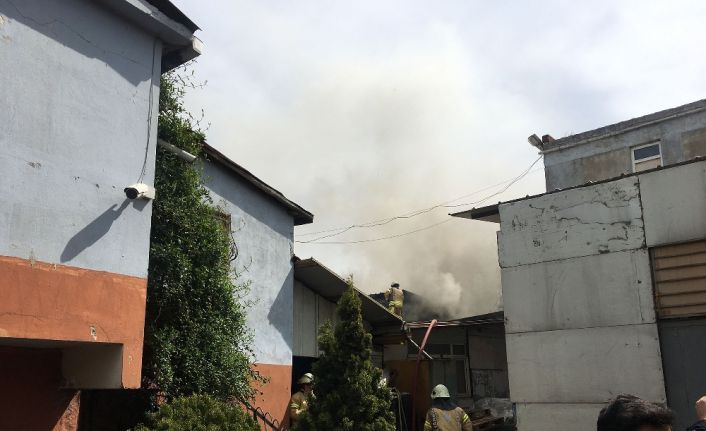 İstanbul Ataşehir’de inşaat malzemelerinin üretildiği bir fabrikada yangın çıktı. Yangın,