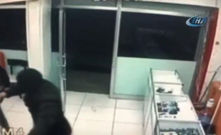 İstanbul Sultangazi’de yüzleri maskeli ve silahlı 2 soyguncu, bir gecede