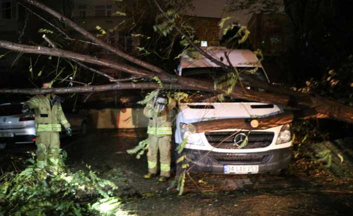 İstanbul’da iki gündür etkili olan fırtına, etkisini gece de sürdürdü.
