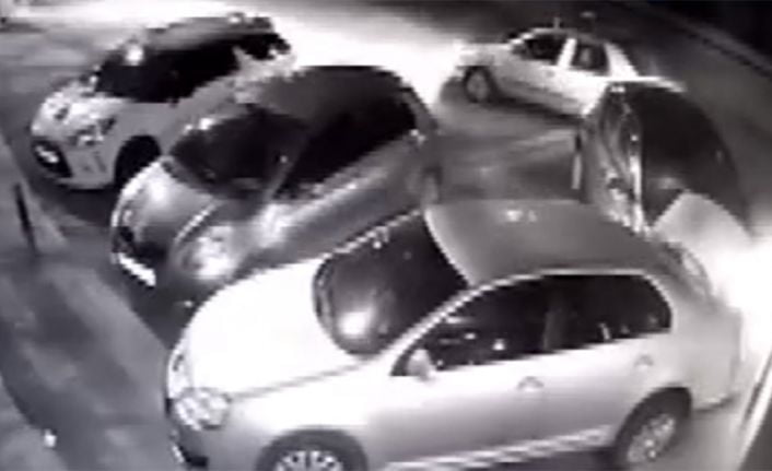 İstanbul’un Üsküdar ilçesinde bir sürücü, aniden şerit değiştirmek isteyen otomobile