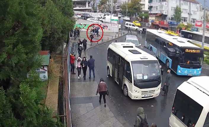 İstanbul Bayrampaşa’da 3 kapkaççı cadde üzerinde yürüyen adamı önce dövdü,