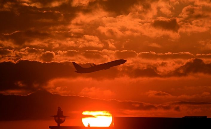 İstanbul’da dün akşam gün batımı kartpostallık görüntüler oluşturdu. 