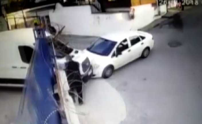 İstanbul Kartal’da bir iş yerine minibüsle güpegündüz soyguna gelen hırsızlar,