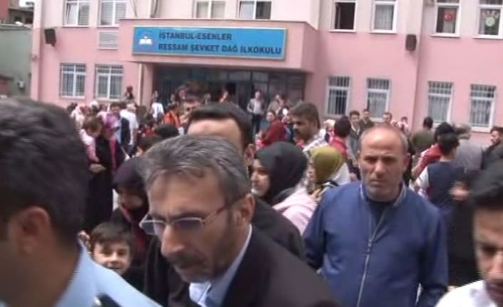 İstanbul Esenler’de bir ilkokulun arka bahçesinde görevlilerin toprağa gömülü bir
