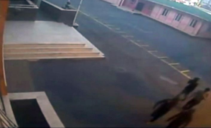 İstanbul Sultangazi’de bir ilkokula pencerenin demir parmaklıklarını kırarak giren 5