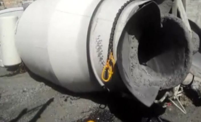 İstanbul Fatih’te bir beton mikseri, geri manevra yaparken taşların yerinden
