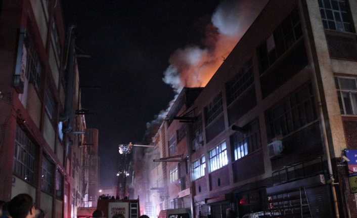 İstanbul Bayrampaşa’da bulunan 3 katlı bir iş merkezinin en üst