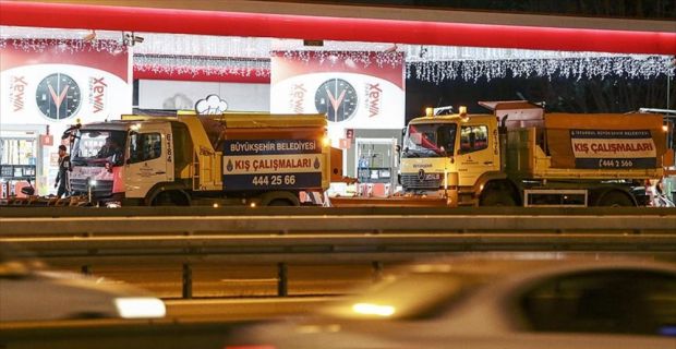 İstanbul’da, Meteoroloji'nin kar yağışı uyarısının ardından önlem amacıyla kar küreme