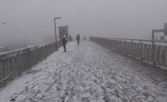İstanbul’a mevsimin ilk karı düştü. Mega kentteki kar yağışı, Beylikdüzü