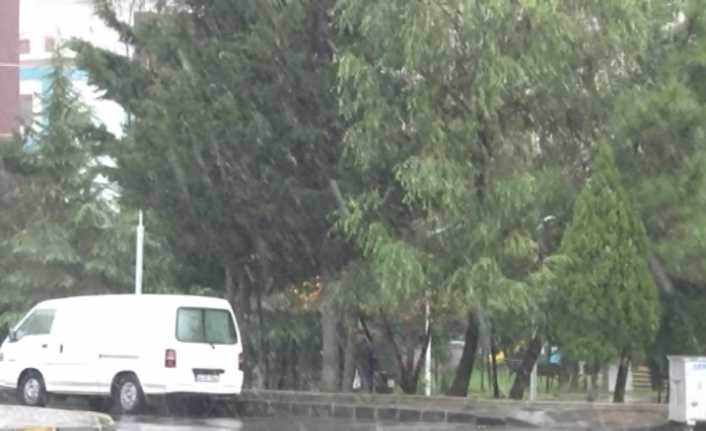 İstanbul’da kar yağışı başladı. Kar yağışı Beylikdüzü’nde etkili oluyor. 