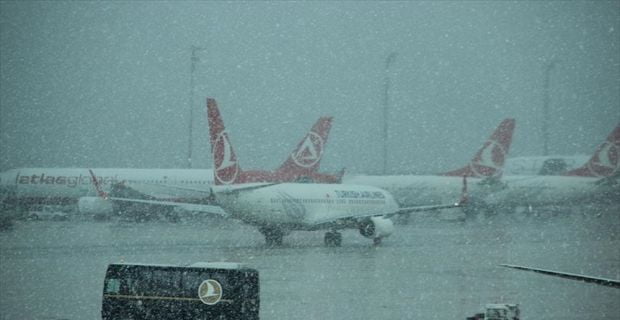 İstanbul'un bazı bölgelerinde etkili olan kar yağışı nedeniyle Atatürk Havalimanı'ndaki