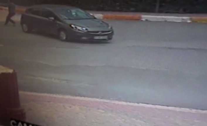 Beylikdüzü’nde genç bir kadının içinde bulunduğu lüks araca yapılan silahlı