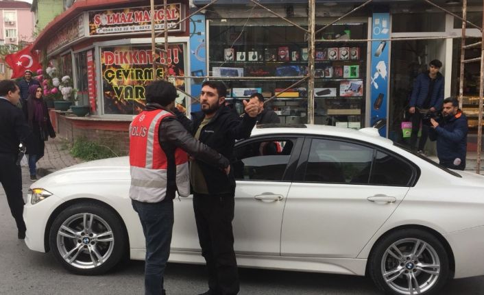 İstanbul Fatih’te polisin helikopter destekli yaptığı uygulamada, lüks otomobilde uyuşturucu