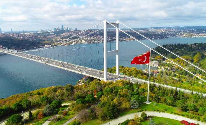 Sonbaharın gelmesiyle İstanbul Boğazı sırtlarında bulunan ağaçlar rengarenk hallere büründü.