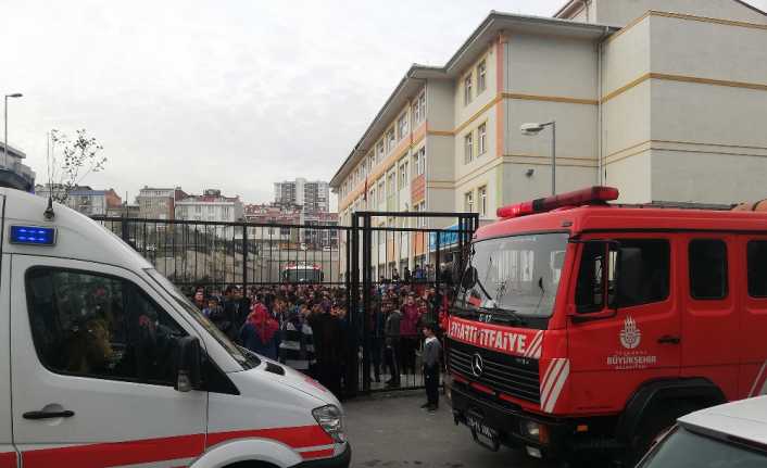 İstanbul Bağcılar’da bir ortaokulun yemekhane katında çıkan yangında büyük panik