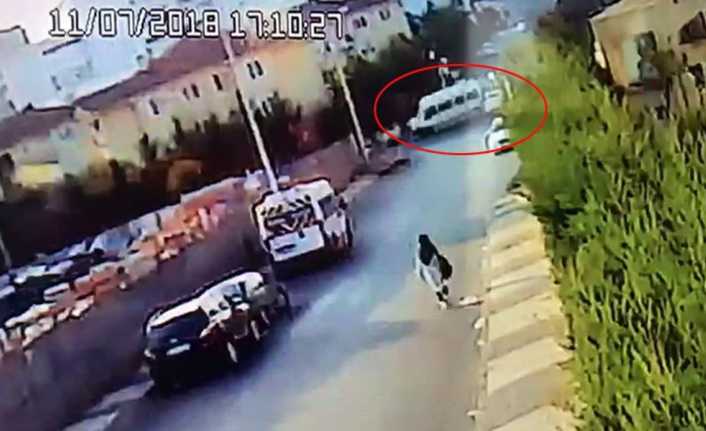 İstanbul Sultanbeyli’de bir otomobil, öğrenci servisine çarptı. 3 öğrencinin yaralandığı