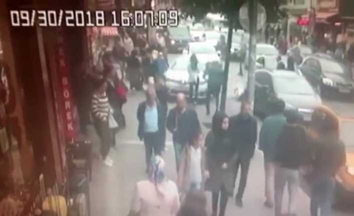 İstanbul Küçükçekmece’de polisten kaçan uyuşturucu satıcısı araçla vatandaşların arasına daldı.