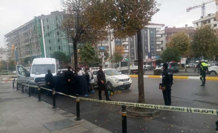 İstanbul Tuzla’da bir şahıs, otomobil içerisinde silahla vurularak öldürüldü. Olay
