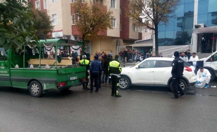 İstanbul Tuzla’da bir şahıs, otomobil içerisinde silahla vurularak öldürüldü. 