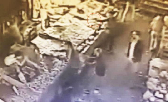 İstanbul Sultangazi’de pazarcılar arasında tezgah yeri nedeniyle çıkan ve 1’inin